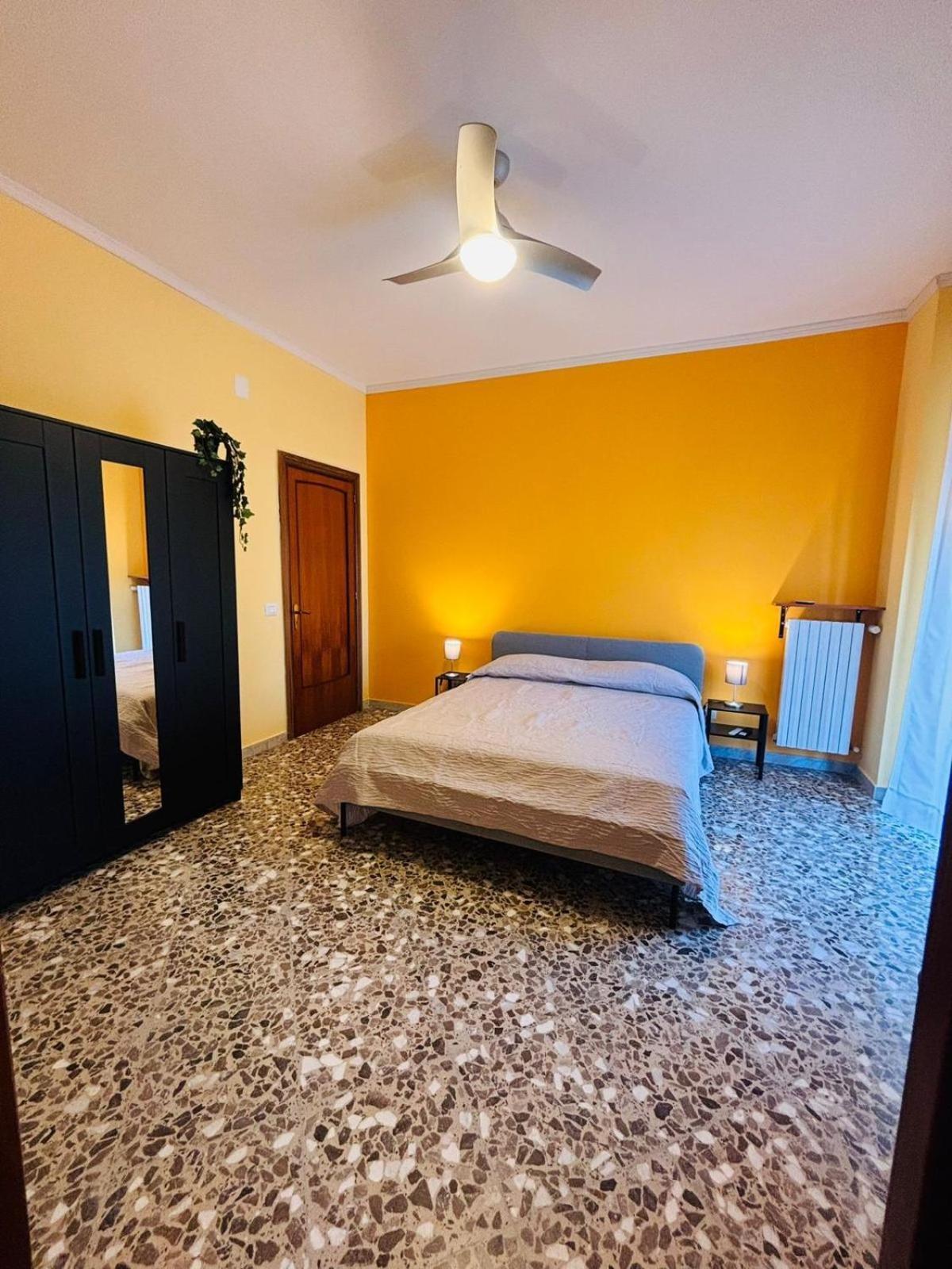Matthias Central Rooms And Accomodation Бари Экстерьер фото